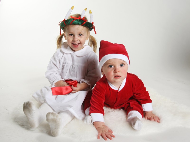 Alice, 11 månader och Axel Åström, 2,5 år, Umeå, skickar varma julhälsningar till farmor och farfar.
